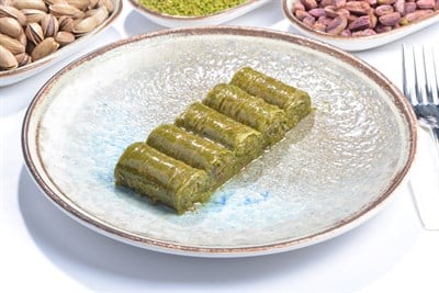 Seyidoğlu antep fıstıklı dürüm baklava 1 kg, tabakta servis edilmiş rulolar