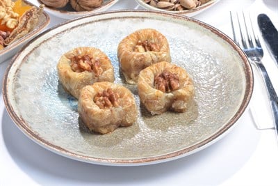 Seyidoğlu Cevizli Dürüm Baklava 1 kg — rulo sarılmış ince yufka, ceviz dolgulu, şerbetli geleneksel baklava