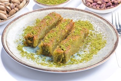 Seyidoğlu Antep Fıstıklı Burma Kadayıf 1 Kg — bol yeşil fıstık tozlu, tereyağlı tel kadayıf