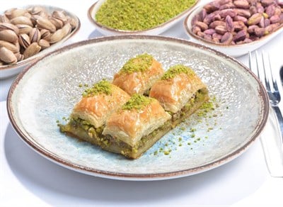 Seyidoğlu Antep fıstıklı baklava 1 kg, altın sarısı tereyağlı yufka ve yeşil fıstık dolgulu dilimler