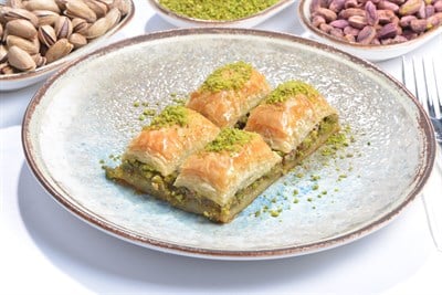 Seyidoğlu Fıstıklı Kuru Baklava tabakta servis, üzeri taze çekilmiş Antep fıstığı ile kaplı