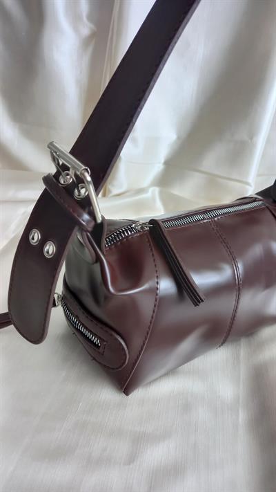 AKSESUAR DETAYLI KOL ÇANTASI