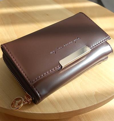 ŞIK TASARIMLI ORTA BOY BAYAN CÜZDANI