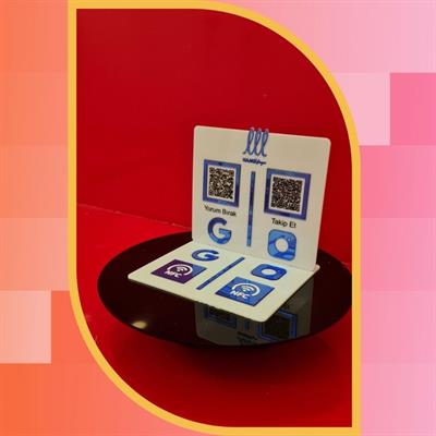 Mavi Aynalı Beyaz Pleksi NFC ve QR Kodlu Sosyal Medya Standı - Temassız Etkileşim Panosu