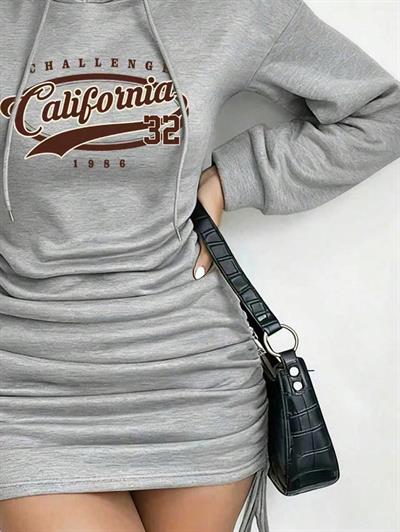California Baskılı Gri Yan Büzgülü Kapüşonlu Mini Sweatshirt Elbise