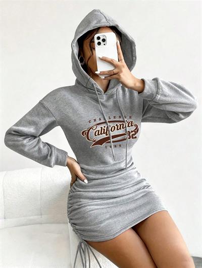 California Baskılı Gri Yan Büzgülü Kapüşonlu Mini Sweatshirt Elbise