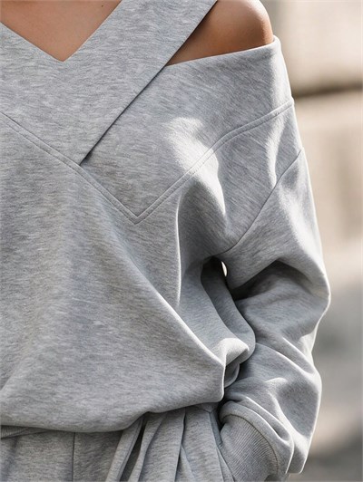Gri Kadın Omuz Dekolteli V Yaka Oversize Sweatshirt – Çapraz Yaka Detaylı Salaş Sweat