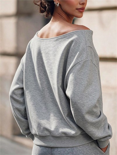 Gri Kadın Omuz Dekolteli V Yaka Oversize Sweatshirt – Çapraz Yaka Detaylı Salaş Sweat