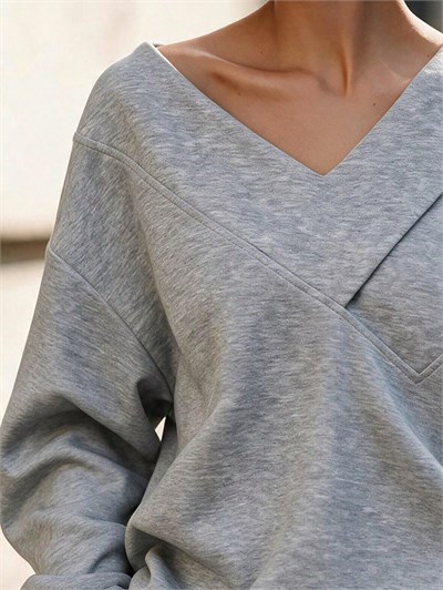 Gri Kadın Omuz Dekolteli V Yaka Oversize Sweatshirt – Çapraz Yaka Detaylı Salaş Sweat