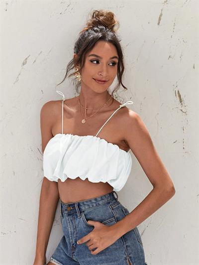 Beyaz İnce Askılı Büzgülü Bubble Crop Bluz - Şık ve Modern Yazlık Üst