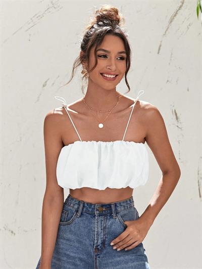 Beyaz İnce Askılı Büzgülü Bubble Crop Bluz - Şık ve Modern Yazlık Üst