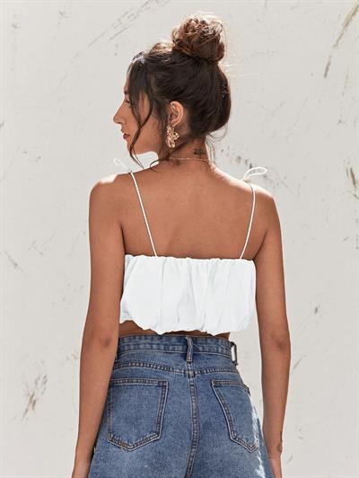 Beyaz İnce Askılı Büzgülü Bubble Crop Bluz - Şık ve Modern Yazlık Üst