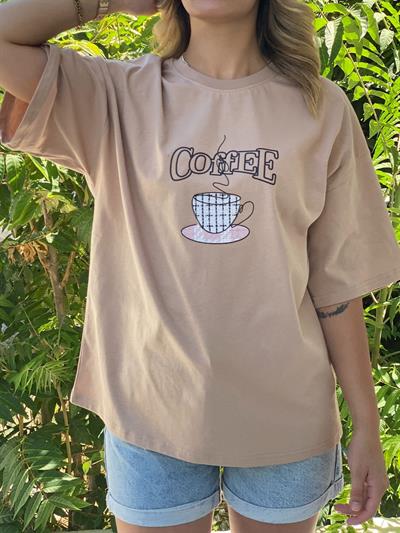 Kadın Bej Baskılı Oversize Tişört – Coffee Desenli, Pamuklu Rahat Kalıp