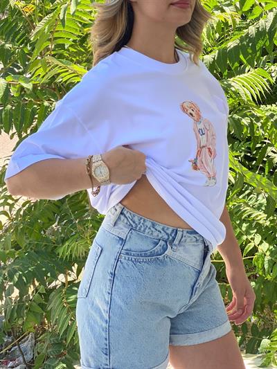 Kadın Beyaz Baskılı Oversize Tişört – Pembe Pantolonlu Ayı Desenli , Pamuklu Rahat Kalıp