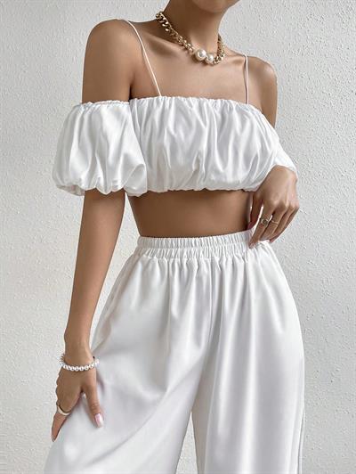 Kadın Beyaz Off Shoulder Crop Bluz – Askılı, Lastikli, Kısa Kollu Yazlık Şık Üst