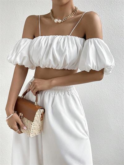 Kadın Beyaz Off Shoulder Crop Bluz – Askılı, Lastikli, Kısa Kollu Yazlık Şık Üst
