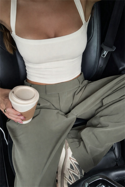 Kadın Ekru Askılı Crop Atlet – Fitilli Kumaş, Çapraz Askı Detaylı, Esnek Slim Fit Yazlık Büstiyer