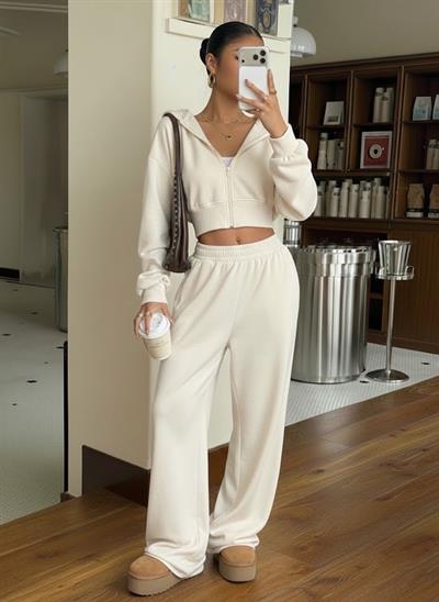 Kadın Ekru Crop Kapüşonlu Sweatshirt ve Yüksek Bel Alt Takım – Metal Kuşgözü Detaylı İkili Takım