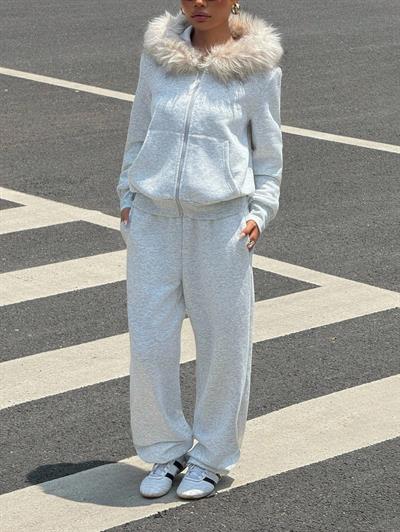 Kadın Gri Fermuarlı Kapüşonlu Sweatshirt Eşfoman Takımı – Kürklü Kapüşon, Cepli, Rahat Kalıp