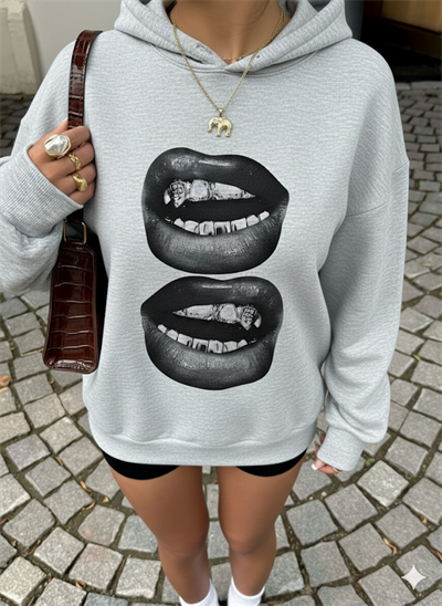 Kadın Gri Oversize Kapüşonlu Sweatshirt – Baskılı Dudak Desenli, Sokak Stili, Rahat Kesim