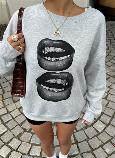 Kadın Gri Oversize Sweatshirt – Baskılı Dudak Desenli, Sokak Stili, Rahat Kesim