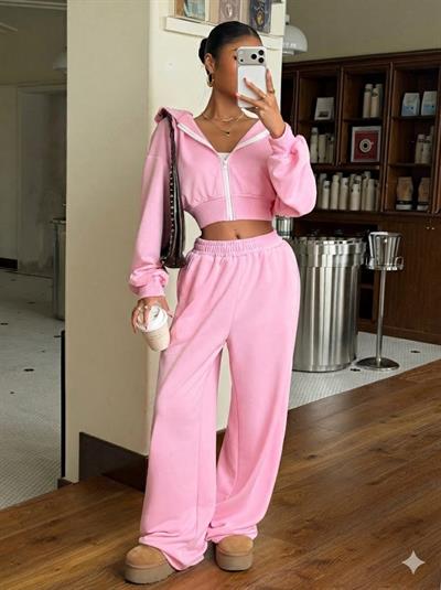 Kadın Pembe Crop Kapüşonlu Sweatshirt ve Yüksek Bel Alt Takım – Metal Kuşgözü Detaylı İkili Takım