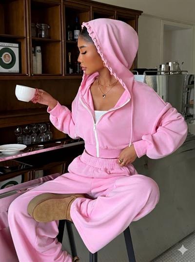 Kadın Pembe Crop Kapüşonlu Sweatshirt ve Yüksek Bel Alt Takım – Metal Kuşgözü Detaylı İkili Takım