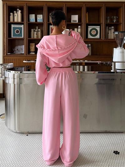 Kadın Pembe Crop Kapüşonlu Sweatshirt ve Yüksek Bel Alt Takım – Metal Kuşgözü Detaylı İkili Takım