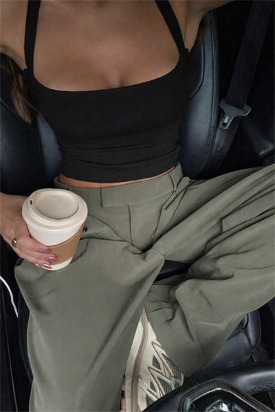 Kadın Siyah Askılı Crop Atlet – Fitilli Kumaş, Çapraz Askı Detaylı, Esnek Slim Fit Yazlık Büstiyer