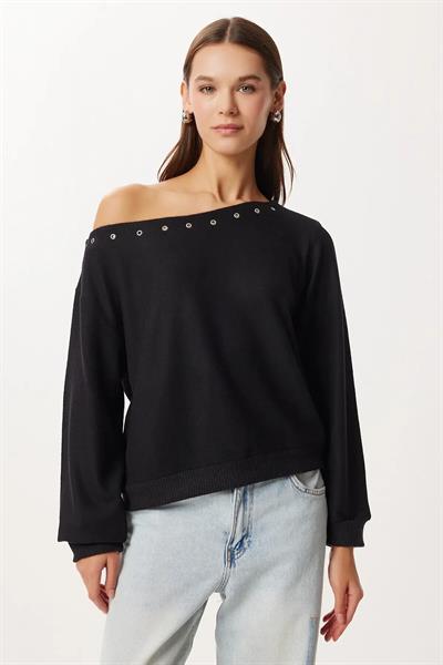 Kadın Siyah Kuşgözü Detaylı Asimetrik Yaka Sweatshirt - Metal Halkalı Tek Omuz Salaş Bluz