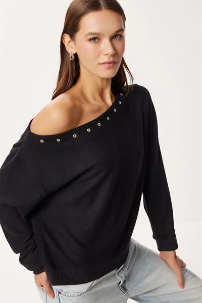 Kadın Siyah Kuşgözü Detaylı Asimetrik Yaka Sweatshirt - Metal Halkalı Tek Omuz Salaş Bluz