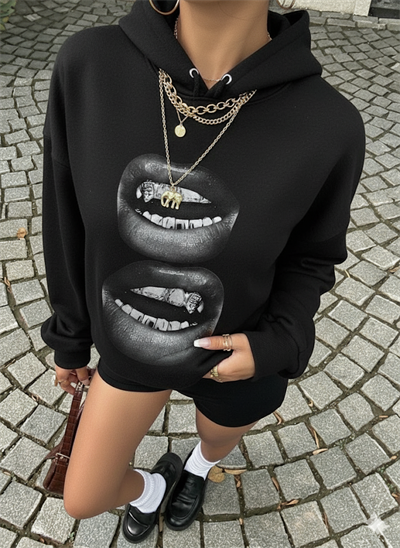 Kadın Siyah Oversize Kapüşonlu Sweatshirt – Baskılı Dudak Desenli, Sokak Stili, Rahat Kesim