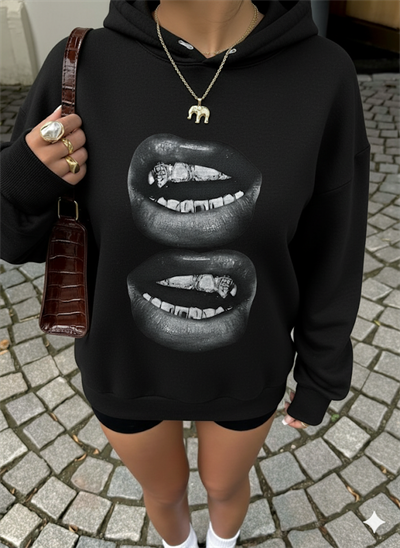 Kadın Siyah Oversize Kapüşonlu Sweatshirt – Baskılı Dudak Desenli, Sokak Stili, Rahat Kesim