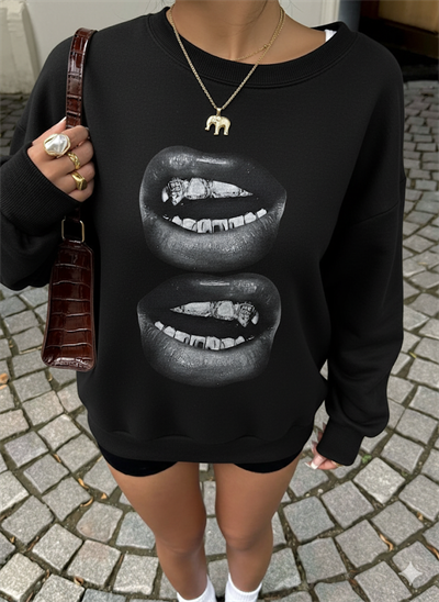 Kadın Siyah Oversize Sweatshirt – Baskılı Dudak Desenli, Sokak Stili, Rahat Kesim