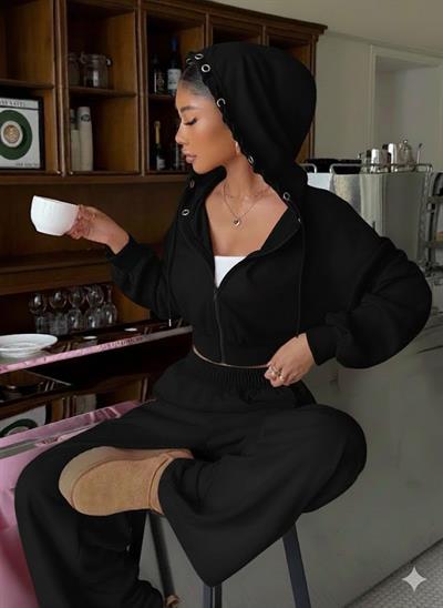Kadın SiyahCrop Kapüşonlu Sweatshirt ve Yüksek Bel Alt Takım – Metal Kuşgözü Detaylı İkili Takım