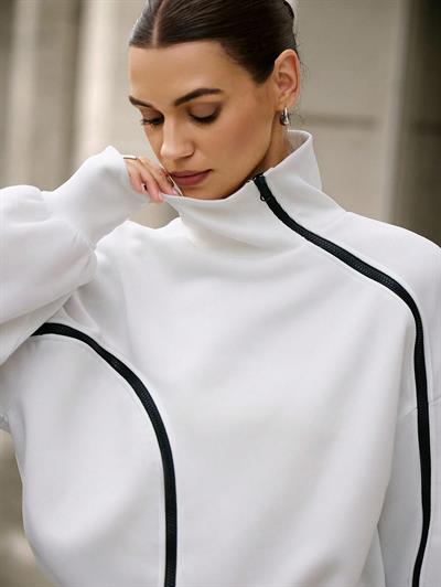 Beyaz Kadın Yüksek Yaka Komple Fermuarlı Sweatshirt – Spor ve Günlük Şık Oversize Model