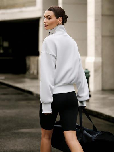 Beyaz Kadın Yüksek Yaka Komple Fermuarlı Sweatshirt – Spor ve Günlük Şık Oversize Model