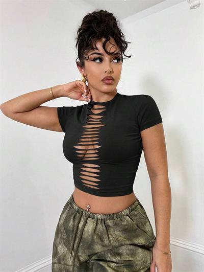 Önü Yırtık Detaylı Siyah Fitted Crop Tişört