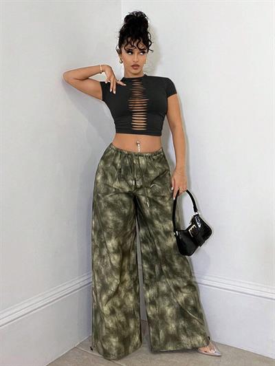 Önü Yırtık Detaylı Siyah Fitted Crop Tişört