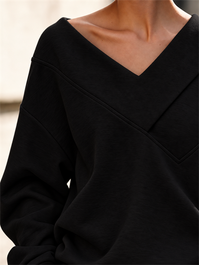 Siyah Kadın Omuz Dekolteli V Yaka Oversize Sweatshirt – Çapraz Yaka Detaylı Salaş Sweat