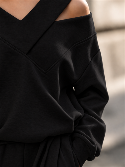 Siyah Kadın Omuz Dekolteli V Yaka Oversize Sweatshirt – Çapraz Yaka Detaylı Salaş Sweat