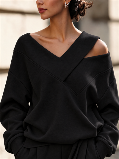 Siyah Kadın Omuz Dekolteli V Yaka Oversize Sweatshirt – Çapraz Yaka Detaylı Salaş Sweat
