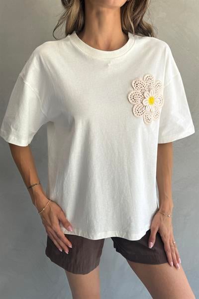 Çiçek Detaylı Beyaz Tshirt