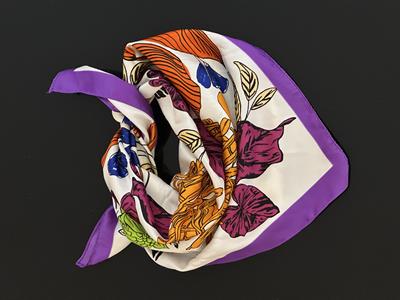 Beyaz Fon & Mor Çiçek Desen Saten Fular