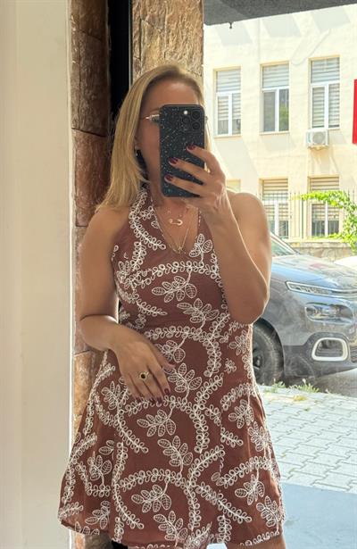 Nakış İşleme Boyundan Düğmeli Mini Elbise Kiremit Rengi