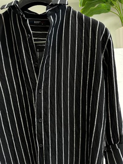 Siyah Çizgili Gömlek