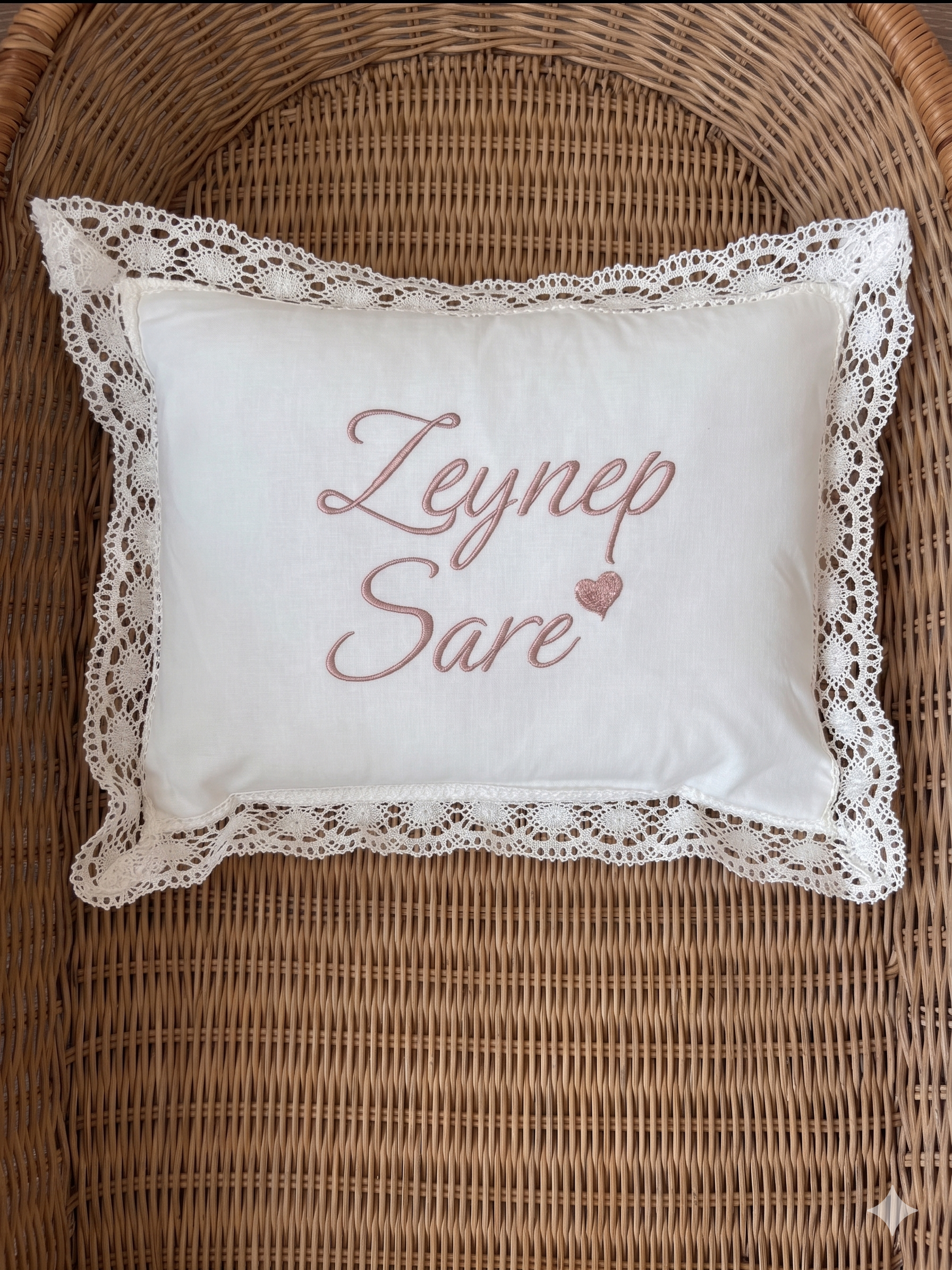 İsme Özel Dantelli Yastık