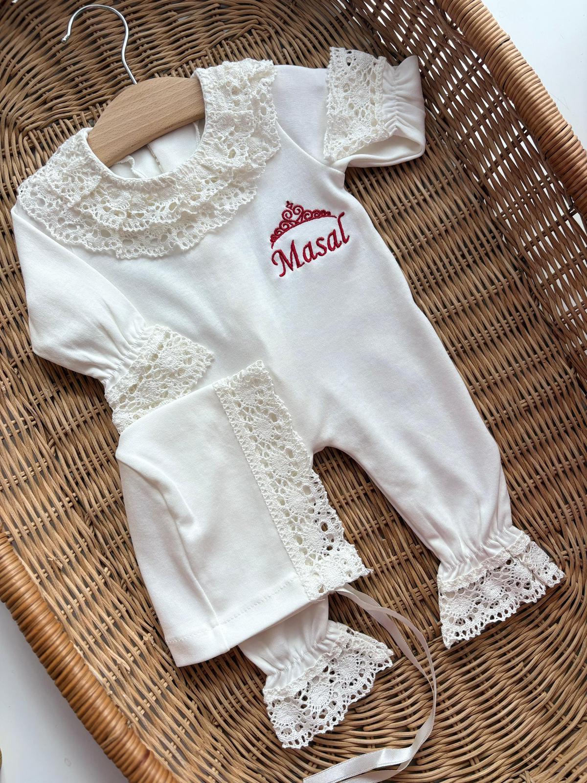 Nakışlı Kız Bebek Tulum Ve Şapka Dantelli İsimli Tulum