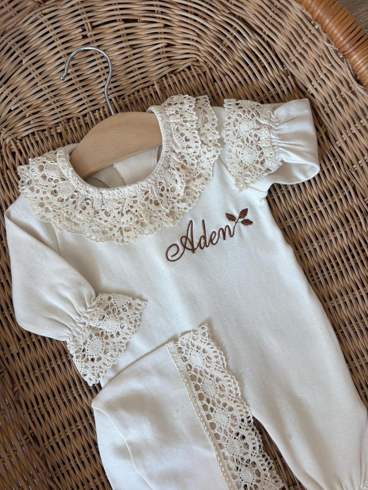 Organik Dantelli İsme Özel Bebek Tulumu