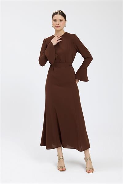 Kahverengi Kuşaklı Krep Elbise